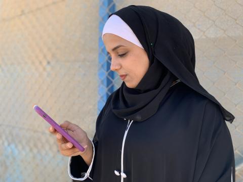 Amani uses the Learning Passport on her smartphone at a Youth Centre in Azraq Refugee Camp, Jordan. 